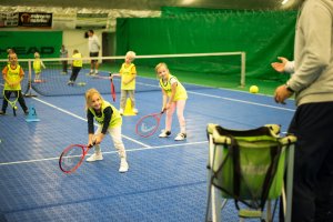 Kemp Tenis hrou 2 - výhodná cena pro sourozence